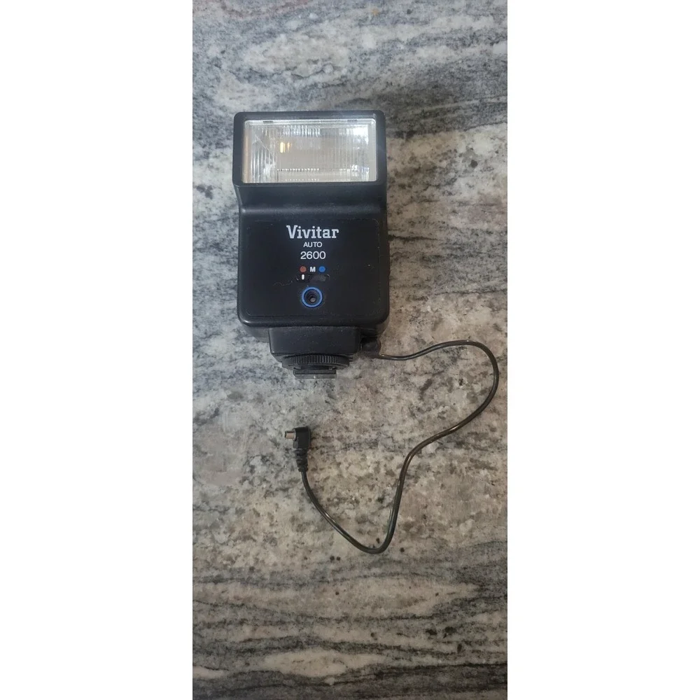 VIVITAR 2600 FLASH WITH PC SYNCH CORD - Not Tested